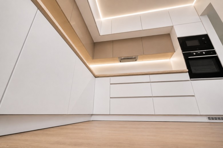 Moderní kuchyně s elegantními béžovými prvky (foto 2)