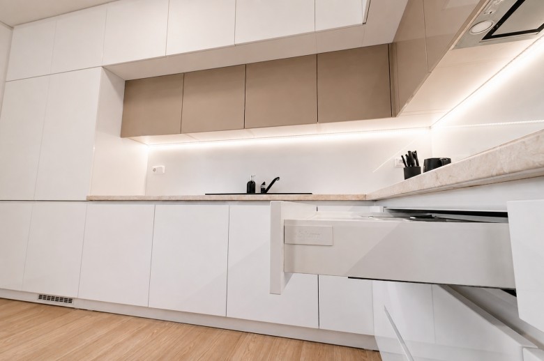 Moderní kuchyně s elegantními béžovými prvky (foto 3)