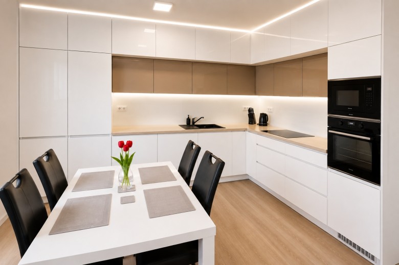 Moderní kuchyně s elegantními béžovými prvky (foto 4)