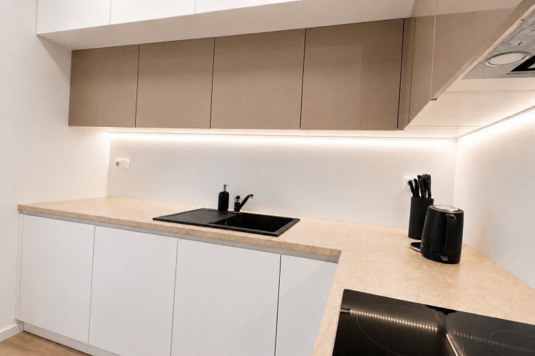 Moderní kuchyně s elegantními béžovými prvky (foto 1)