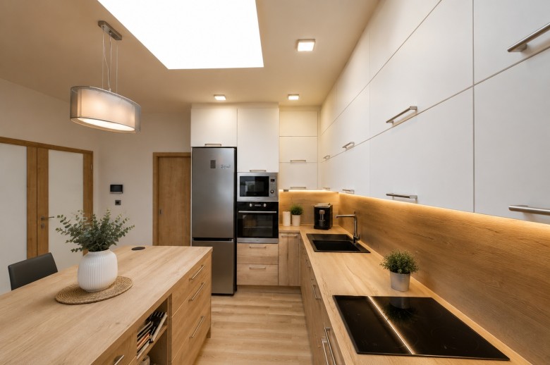 Moderní kuchyně v přírodních tónech s vinotékou (foto 3)