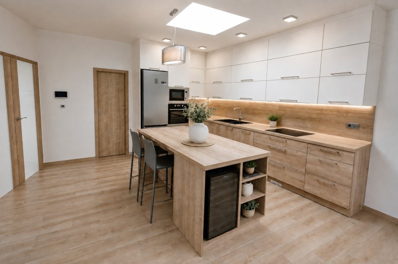 Moderní kuchyně v přírodních tónech s vinotékou (foto 4)